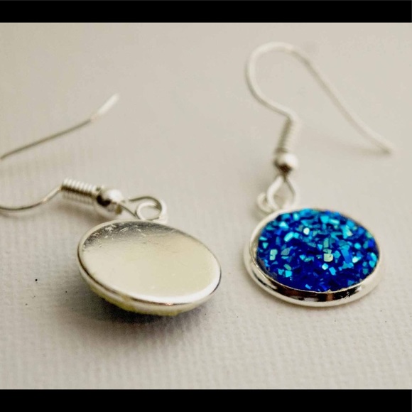 New glitter drop earrings in a royal blue. - Picture 2 of 3